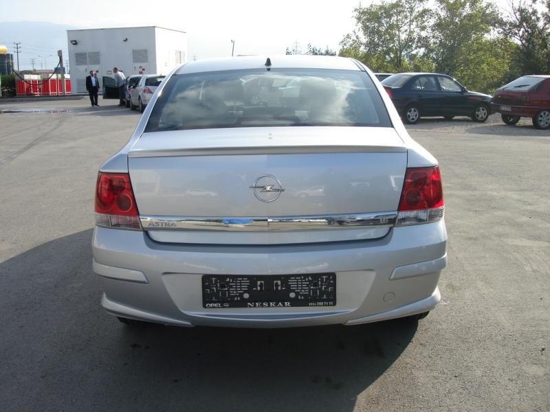 Купить Задняя нижняя накладка Sedan (под покраску) для Opel Astra H 2004-2013 гг