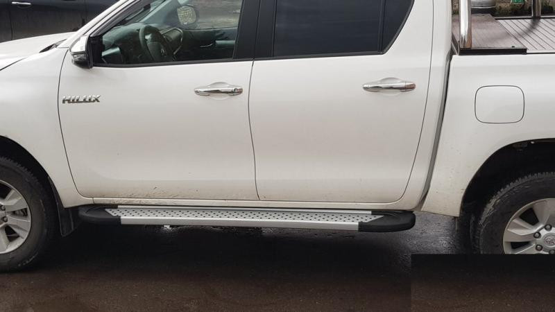 Купити Бокові пороги Allmond Grey (2 шт., алюміній) для Toyota Hilux 2015- рр