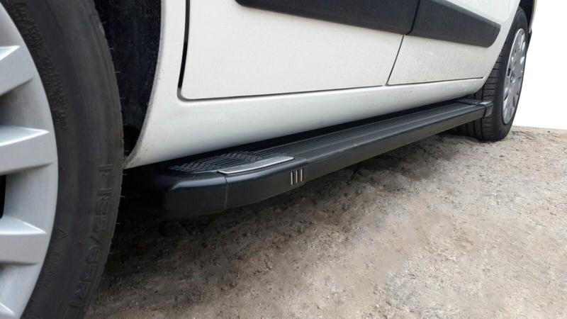 Купити Бокові пороги Мосту Блек (2 шт, алюмін. профілю.) для Peugeot Bipper