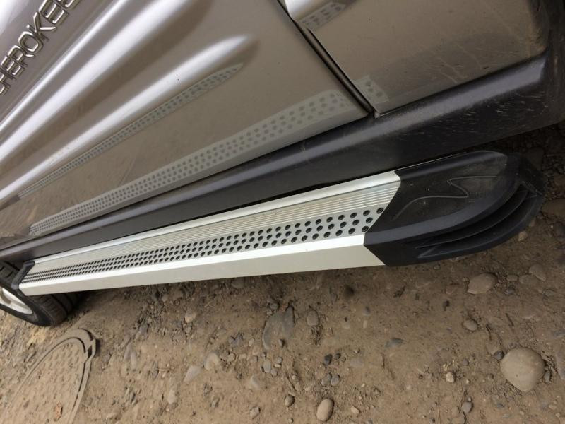 Купити Бокові пороги Maya V2 (2 шт., алюміній) для Jeep Grand Cherokee WK 2004-2010рр