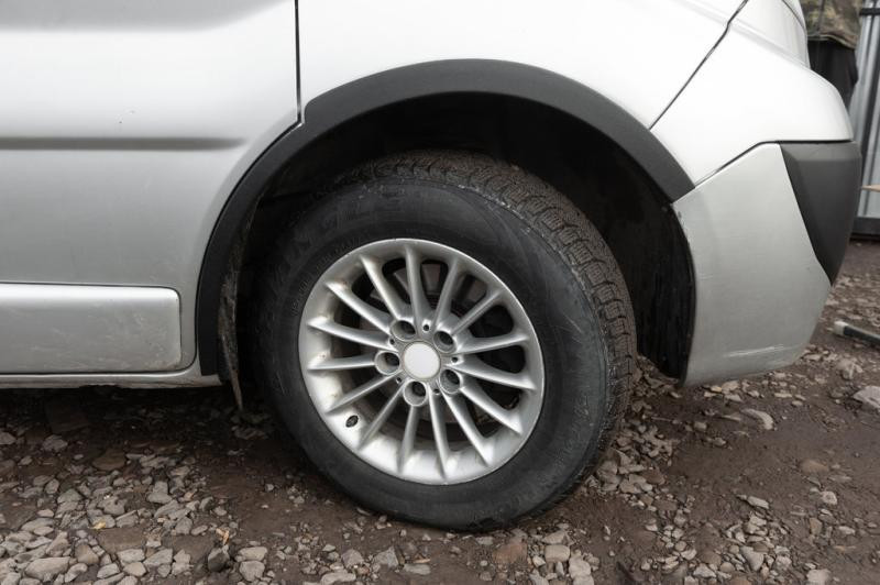 Купити Накладки на колісні арки (4 шт, чорні) 2007-2015, чорний пластик, передні -2025 задні для Renault Trafic рр