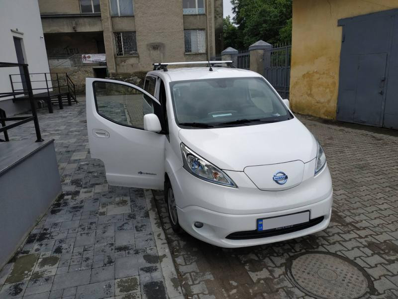 Купити Рейлінги ХРОМ 143 см, Пластикові ніжки для Nissan NV200 2009- рр