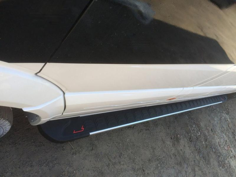 Купити Бокові пороги RedLine V1 (2 шт., алюміній) Середня база - задній привід для Mercedes Sprinter W907/W910 2018- рр