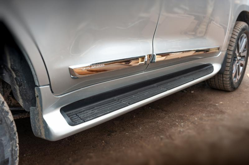 Купити Бокові пороги з LED (дизайн 2015-2020) Чорний колір для Toyota Land Cruiser 200