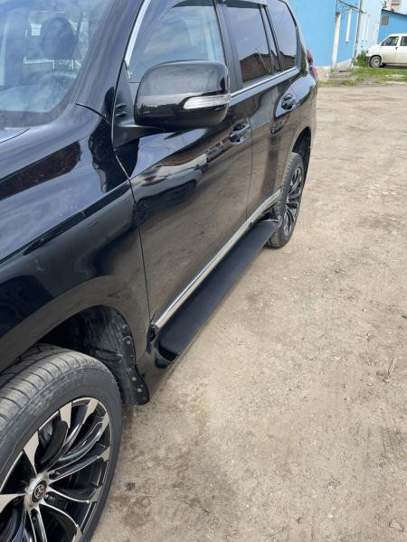 Купити Бокові пороги GX-style (2 шт., алюміній) Чорний колір (сіра підніжка) для Toyota Land Cruiser Prado 150