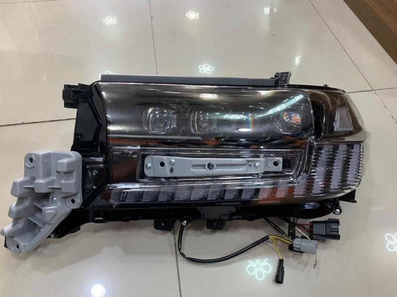 Купити Передні фари 2016-2025 (Bugatti) для Toyota Land Cruiser 200