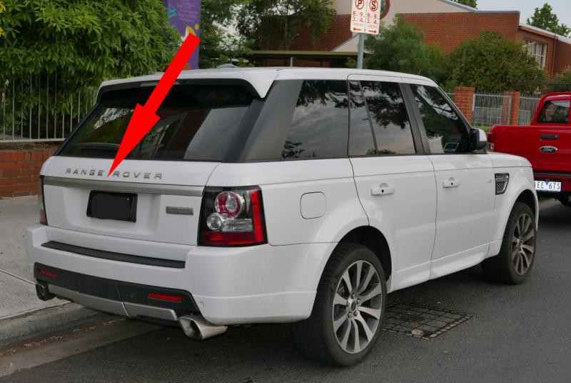 Купить Задняя накладка над номером (серая) для Range Rover Sport 2005-2013 гг