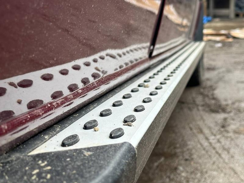 Купити Бокові пороги DOT-Line (2 шт., Алюм.) Середня база для Volkswagen Crafter 2006-2016 рр