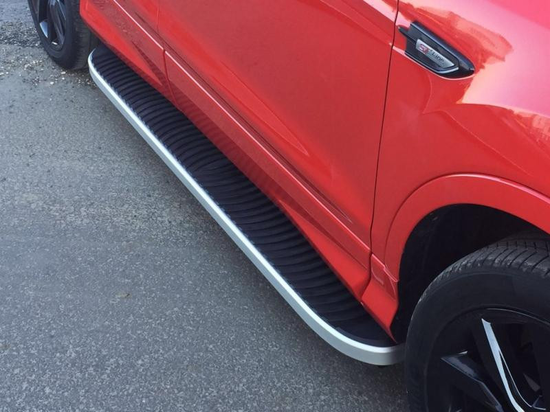 Купить Боковые пороги Tayga Grey (2 шт., алюминий) С окрашенной листвой на дверях для Ford Kuga/Escape 2013-2019 гг