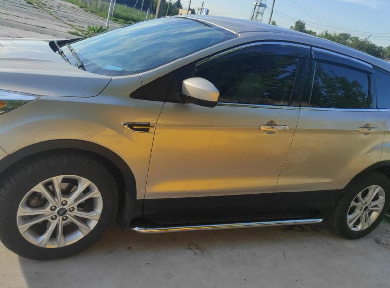 Купить Боковые пороги Maydos V2 (2 шт., алюминий -2025 нерж) С окрашенной листвой на дверях для Ford Kuga/Escape 2013-2019 гг