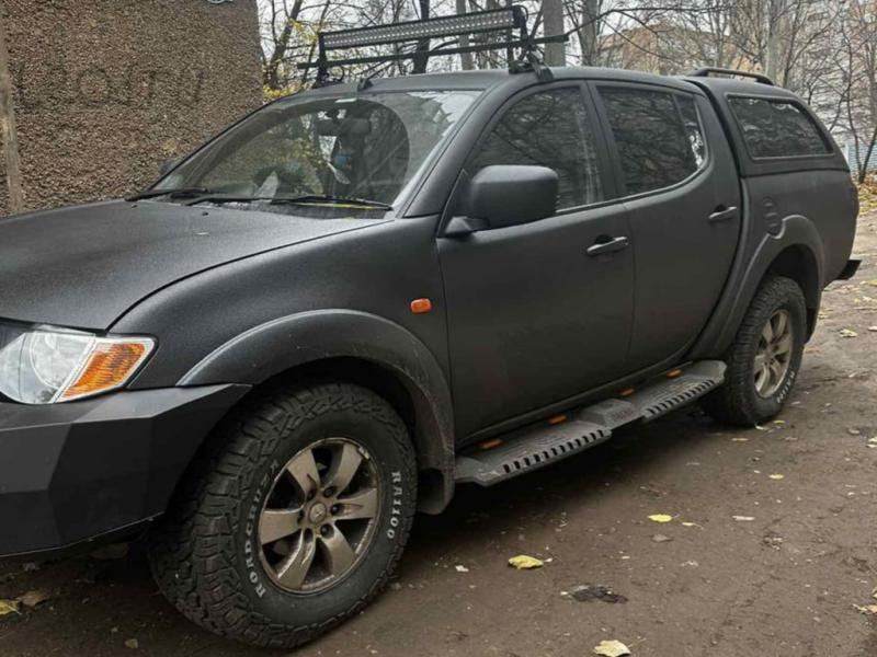 Купити Бокові пороги Dakar V2 з LED (2019-2025, 2 шт, метал) для Mitsubishi L200 рр