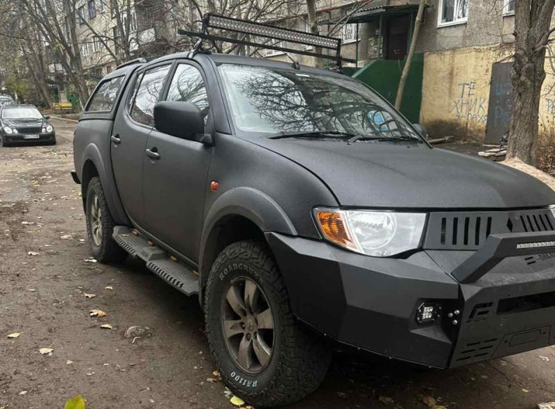 Купити Бокові пороги Dakar V2 з LED (2019-2025, 2 шт, метал) для Mitsubishi L200 рр
