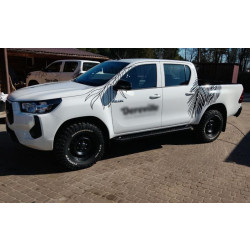 Купити Бокові пороги Allmond Black (2 шт., алюміній) для Toyota Hilux 2015- рр