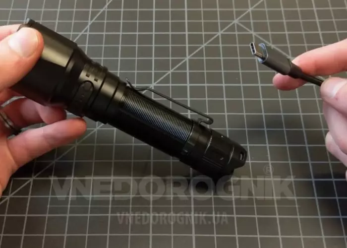 Как правильно заряжать аккумулятор фонарика?