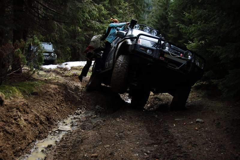 Позашляховик в горах - як вибратися з болотно-снігової пастки