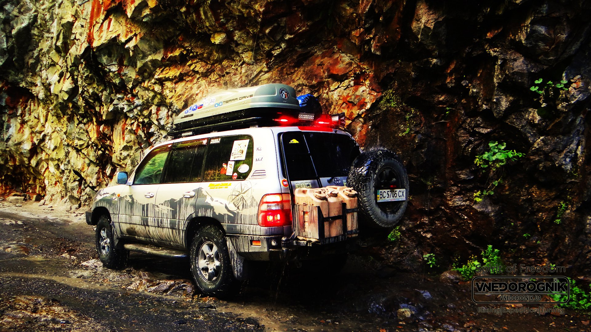 Всюдихід на гірських дорогах