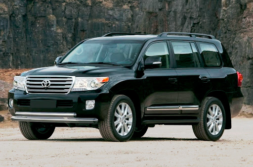 Вид Тойоти Ленд Крузер 200 зі встановленим переднім захистом бампера купити в Україні дешево