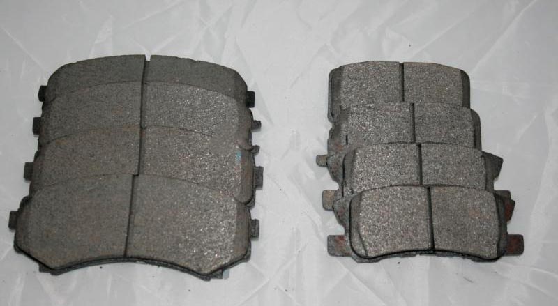 Комплект оригинальных тормозных колодок для Mitsubishi Pajero 4 поколения купить в Украине цена