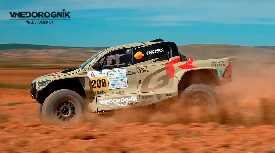 Переможець гонки Баха Іспанії Арагон 2025, Жоао Феррейра на Toyota Hilux T1+, в динамічному повороті на трасі