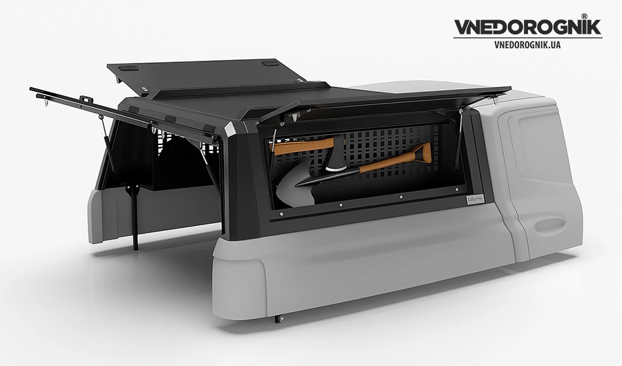 Боковой металлический органайзер, установленный в нишу над колесной аркой в багажнике внедорожника для хранения такелажного снаряжения.