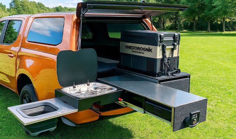 Пример дополнительных модулей в багажнике внедорожника