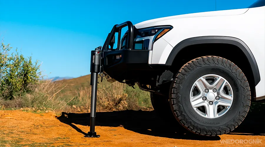 Процес підйому позашляховика за допомогою надійного рейкового домкрата Hi-Jack.