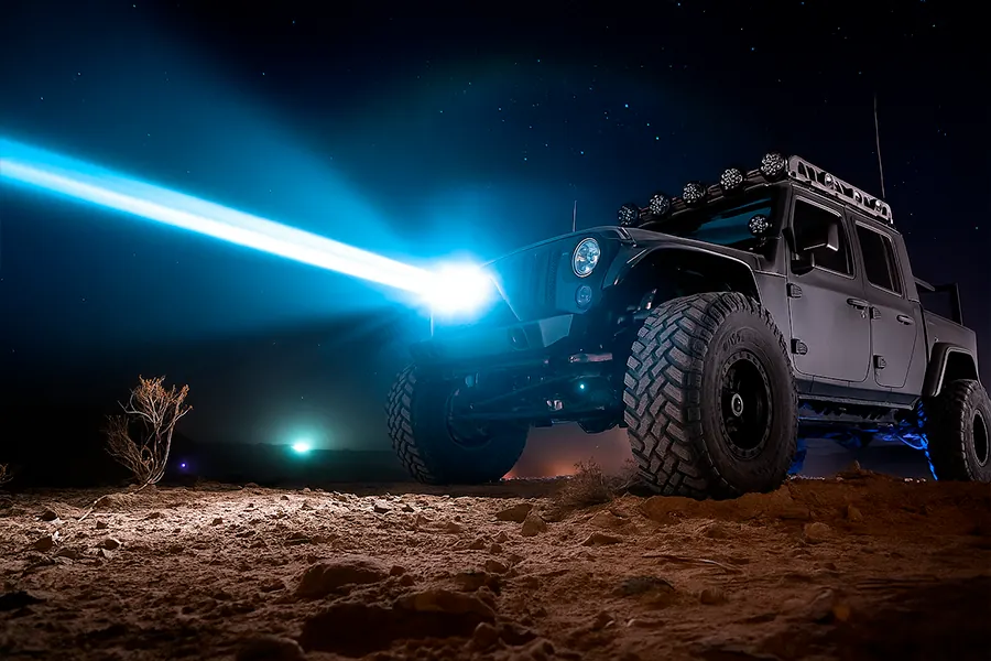 Джип із увімкненим дальнім світлом Світлодіодна LED балка дальнього світла на позашляховику,