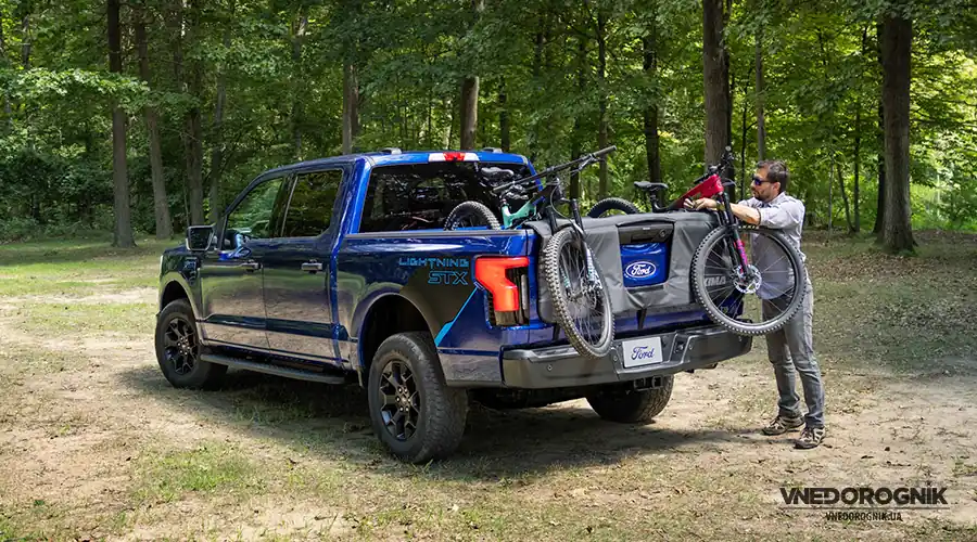 F-150 Lightning STX: Заряджений на пригоди Просторий кузов ідеально підходить для перевезення велосипедів, а система Pro Power Onboard дозволяє заряджати їх будь-де.