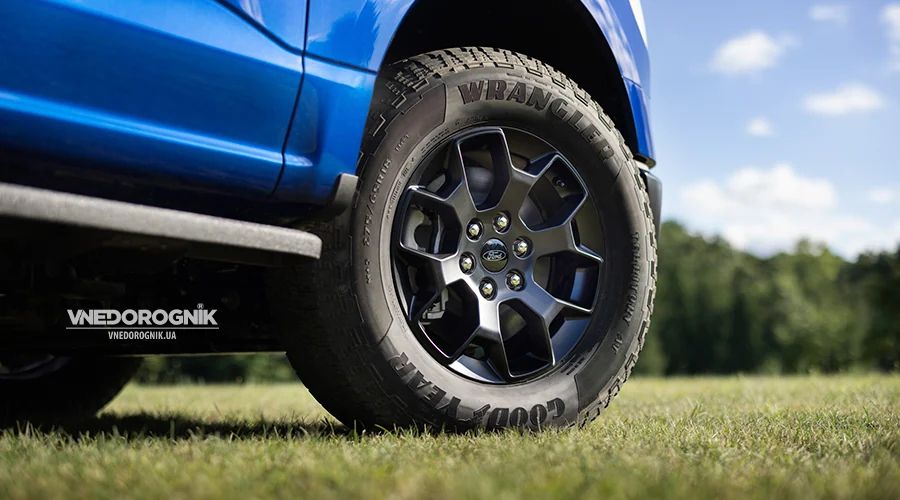 Колесо Ford F-150 Lightning STX Зблизька нове 18-дюймове колесо F-150 Lightning STX, що підкреслює позашляховий дизайн.