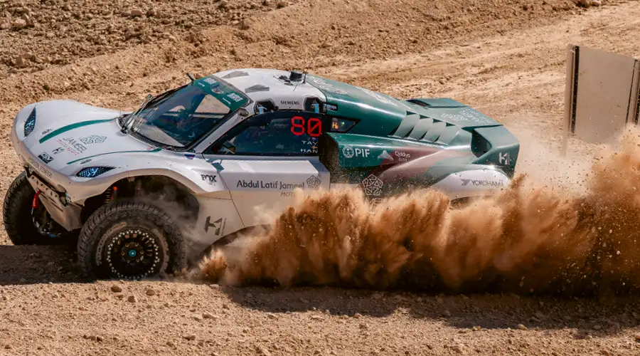 Водневий позашляховик Pioneer 25 на трасі FIA Extreme H. Брутальний позашляховик Pioneer 25, оснащений водневою установкою, піднімає хмару піску під час дебютних перегонів FIA Extreme H World Cup у Саудівській Аравії
