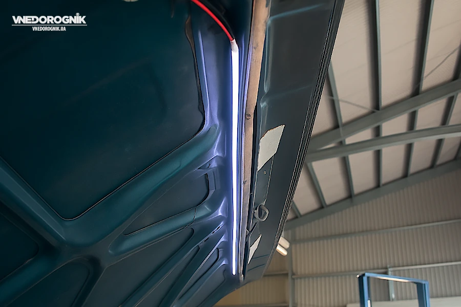 Готова LED-підсвітка під капотом у роботі Світлодіодна стрічка холодного білого світла на ребрі жорсткості під капотом, що рівномірно освітлює простір.