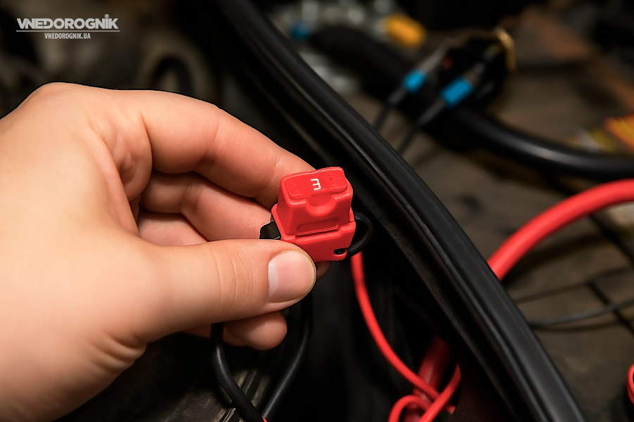 Вбудований запобіжник для захисту LED-підсвітки In-line тримач запобіжника з кільцевими клемами для підключення до акумулятора.