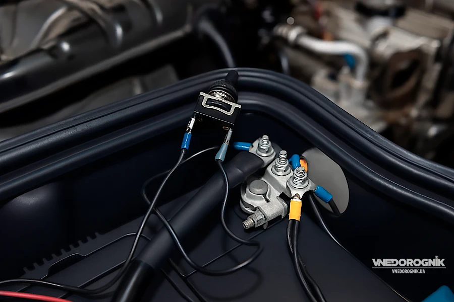 Підключений тумблерний вимикач підсвітки Тумблерний вимикач з водонепроникним ковпачком та підключеними клемами.