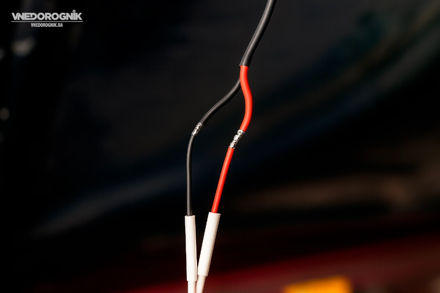 Пайка дротів живлення до світлодіодної стрічки Плюсовий і мінусовий дроти надійно припаяні до контактів LED-стрічки, місця захищені термоусадкою.