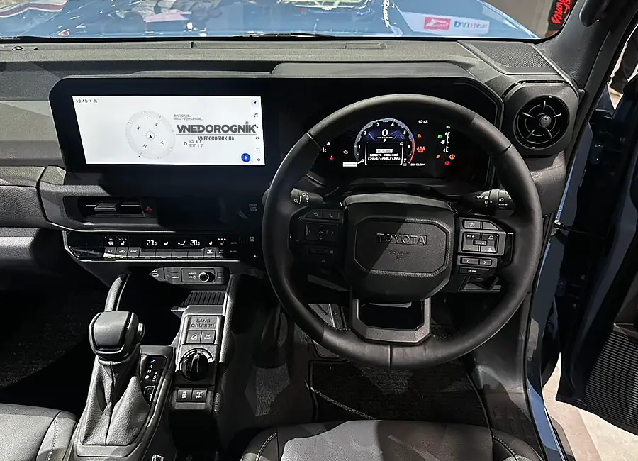 Інтер’єр Toyota Land Cruiser FJ Мінімалістичний салон із міцними матеріалами, логічною ергономікою та простотою обслуговування.