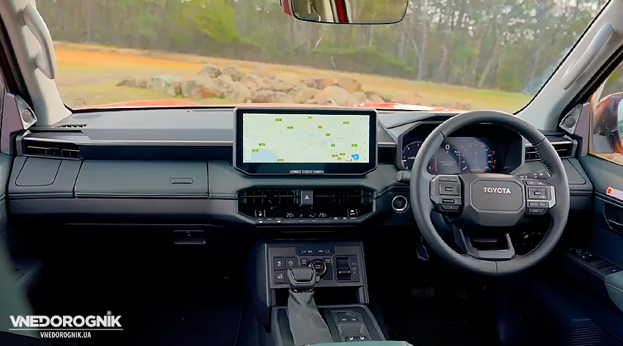 Інтер’єр Toyota Hilux 2026 — нова мультимедіа та цифрова панель Інтер’єр нового Toyota Hilux 2026