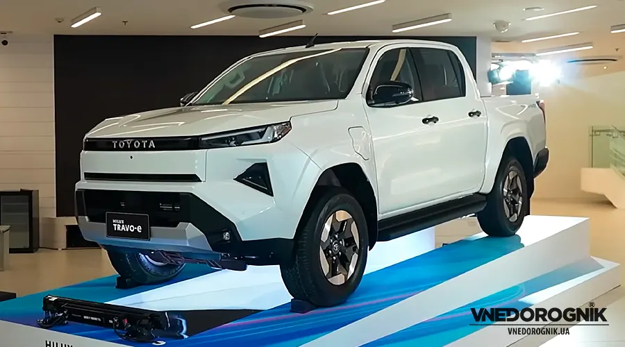 Інтер’єр Toyota Hilux 2026 — нова мультимедіа та цифрова панель Toyota Hilux BEV — електричний пікап 2026 року