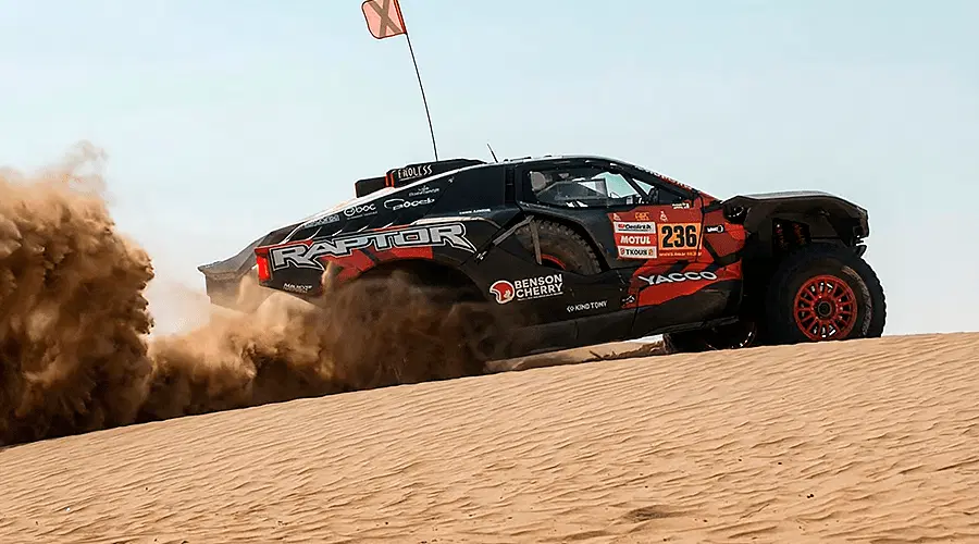 Тріумфальний виступ заводських Ford Raptor у пустелі: демонстрація витривалості та швидкості, що дозволила команді здобути переможний дубль на вирішальних етапах марафону.