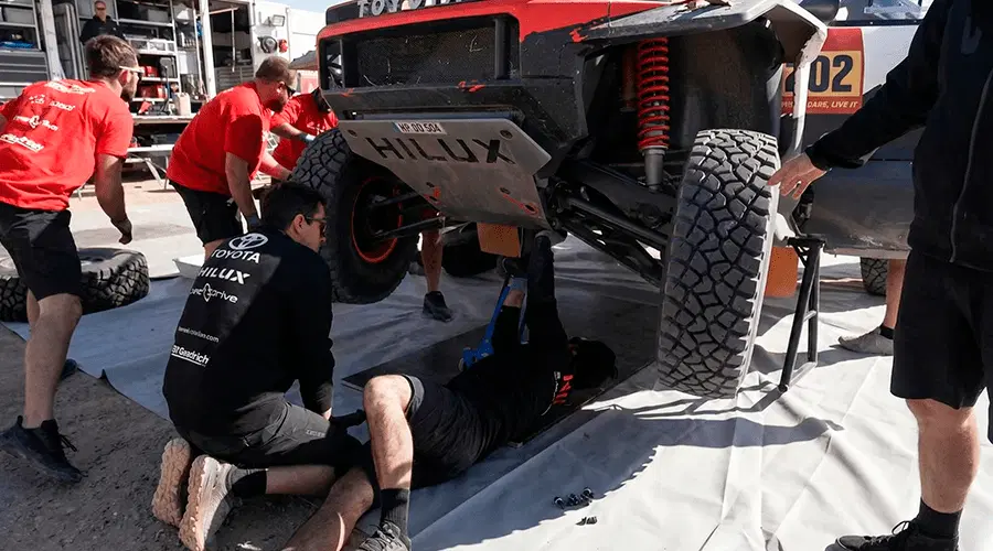 Захист картера та диференціала від ударів об каміння, що стали причиною масових поломок ГУР та трансмісії у фаворитів гонки.