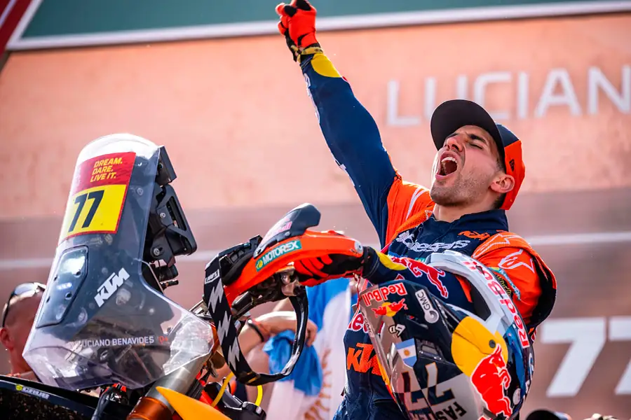 Победитель гонок на мотоциклах Dakar Лусиано Бенавидес, опередивший Рики Брабека на 2 секунды в драматичной борьбе за золото
