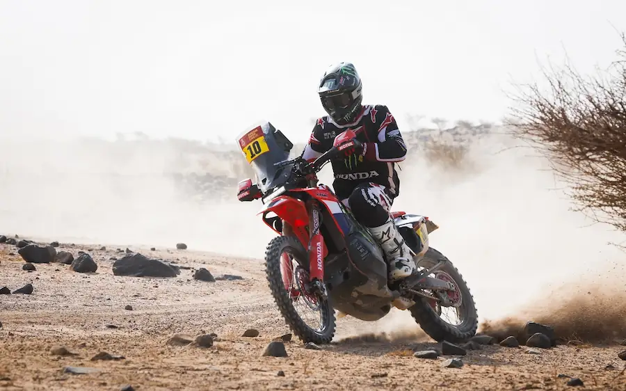 Гонщик Monster Energy Honda Скайлер Хаус в песках Саудовской Аравии: автор первой победы на 11-м этапе и уникального ремонта колеса термобельем