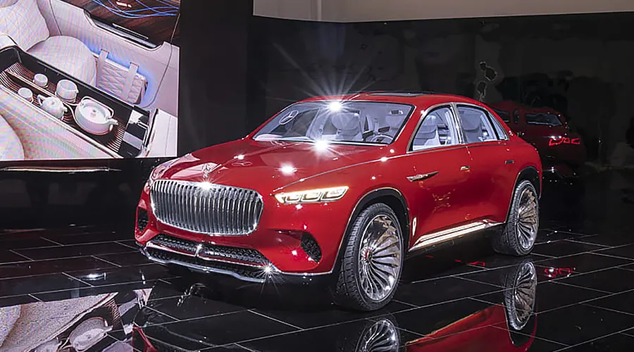 Червоний концепт-кар Mercedes-Maybach Ultimate Luxury, що поєднує риси позашляховика та седана.