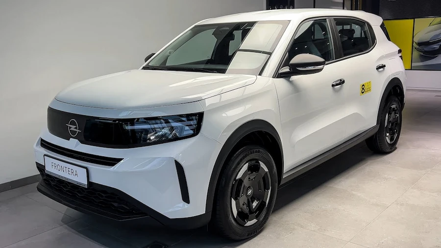 Топова версія Опель Фронтера 2026 з легкосплавними дисками та двоколірним кузовом