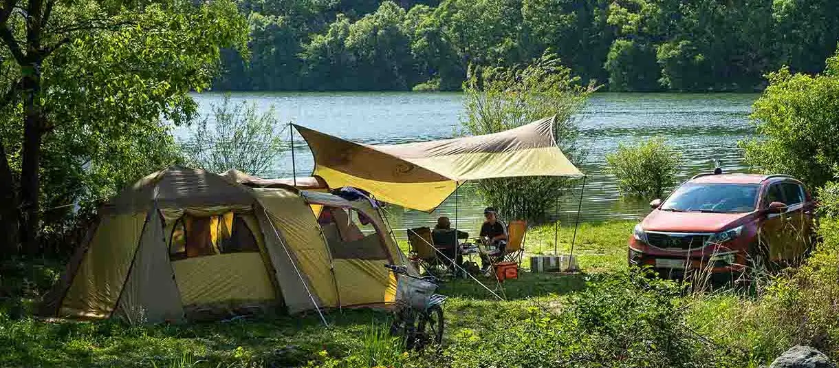 Туристичний намет біля машини