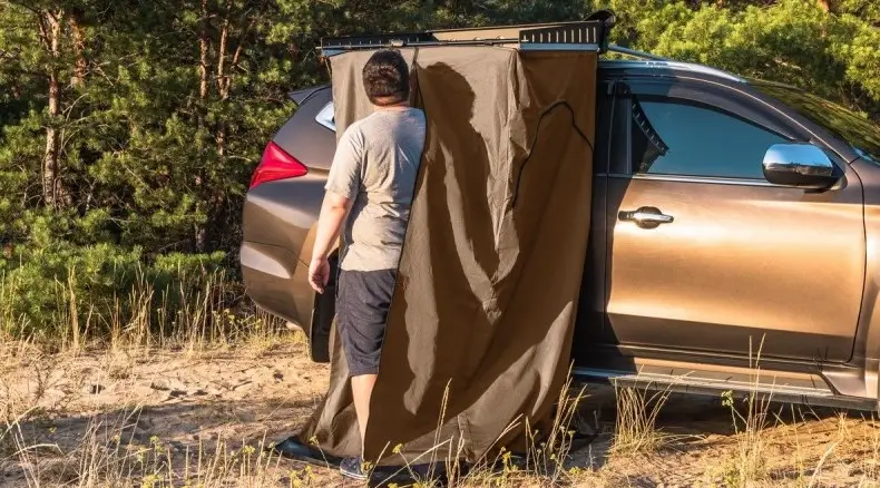 автомобільнийдуш душ біля машини