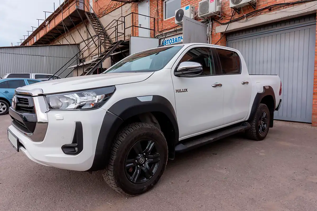 Установка крышки кузова BAK на Toyota Hilux от 2015 MX4